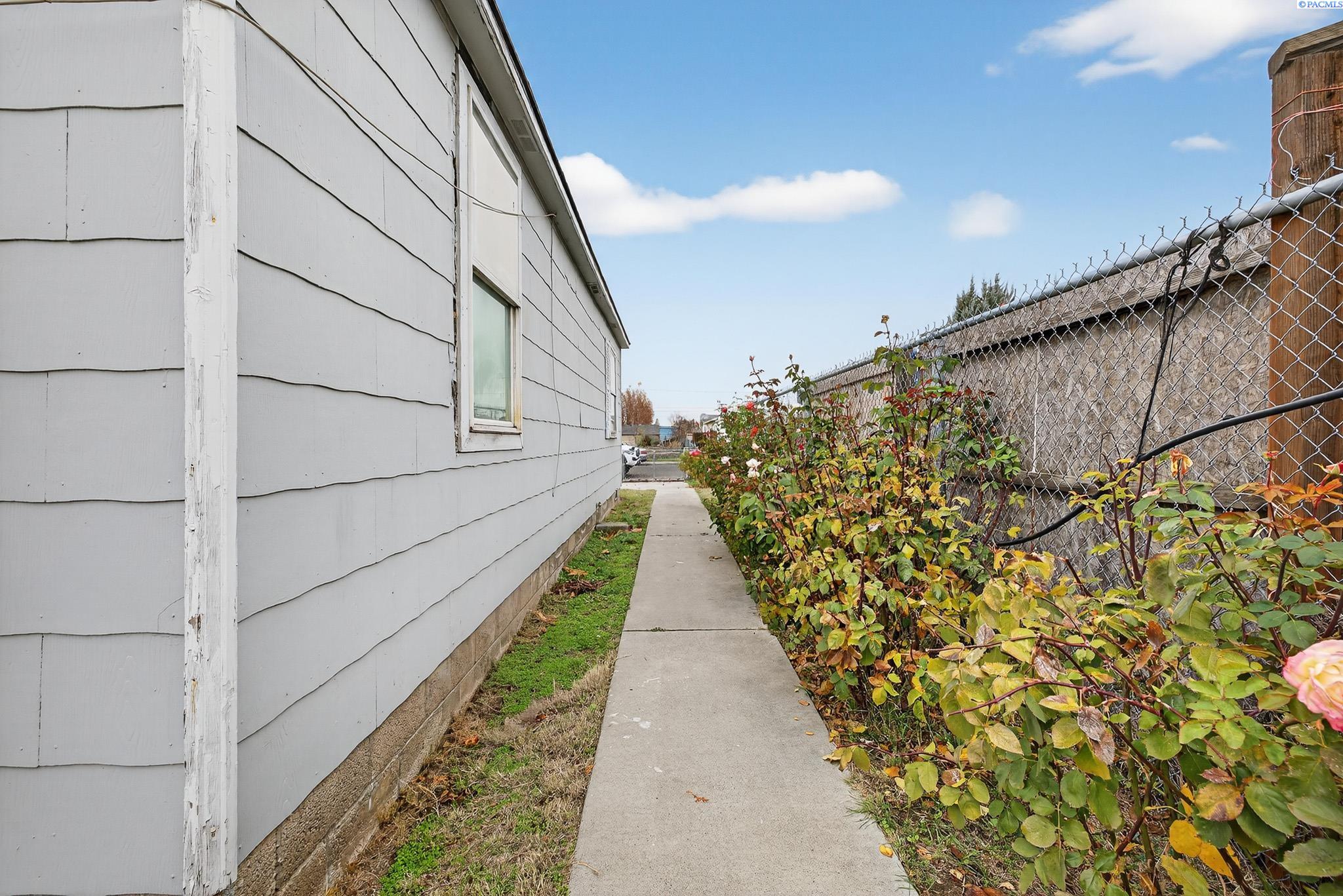 1126 W Yakima St