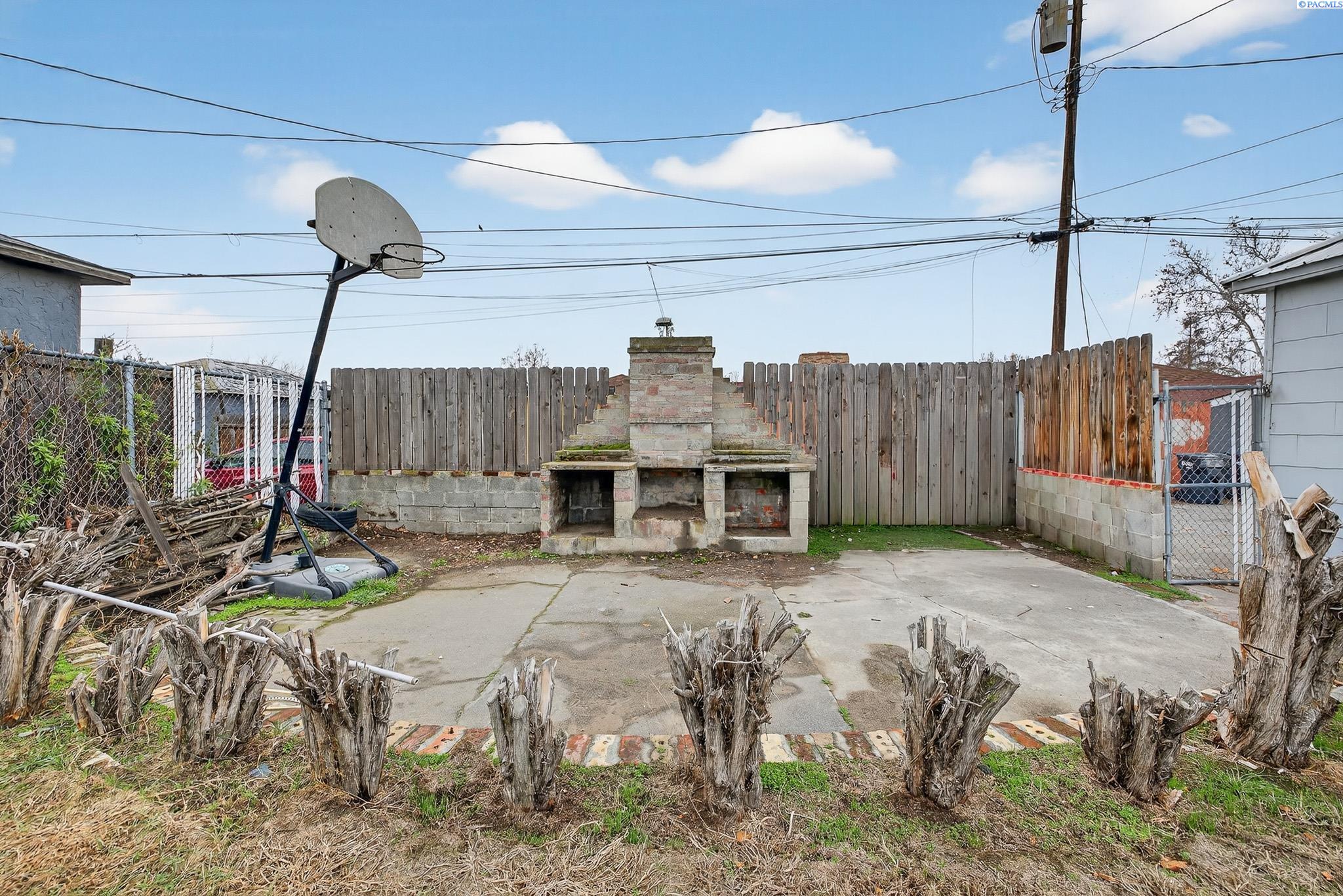 1126 W Yakima St