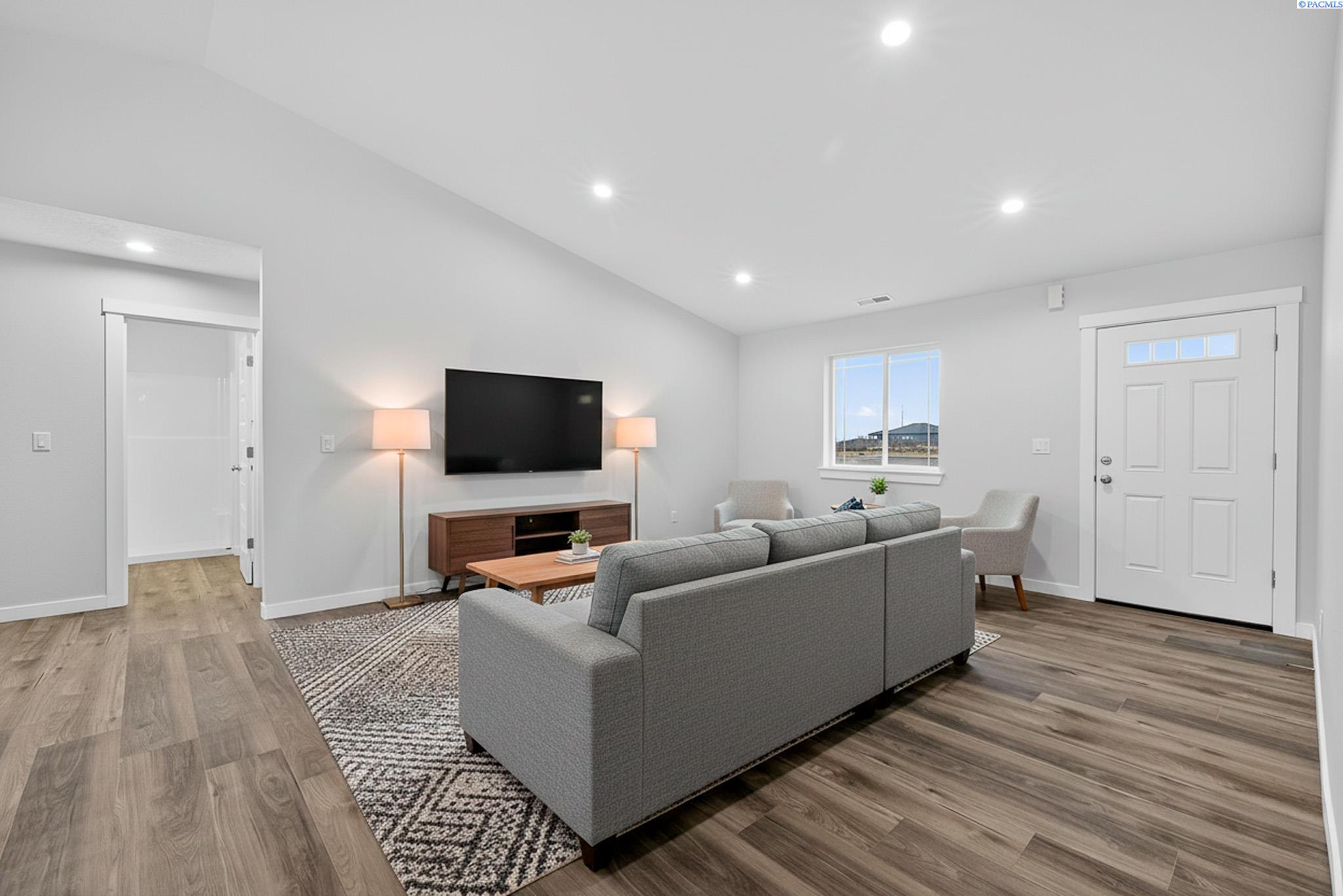 609 E Eureka Ave