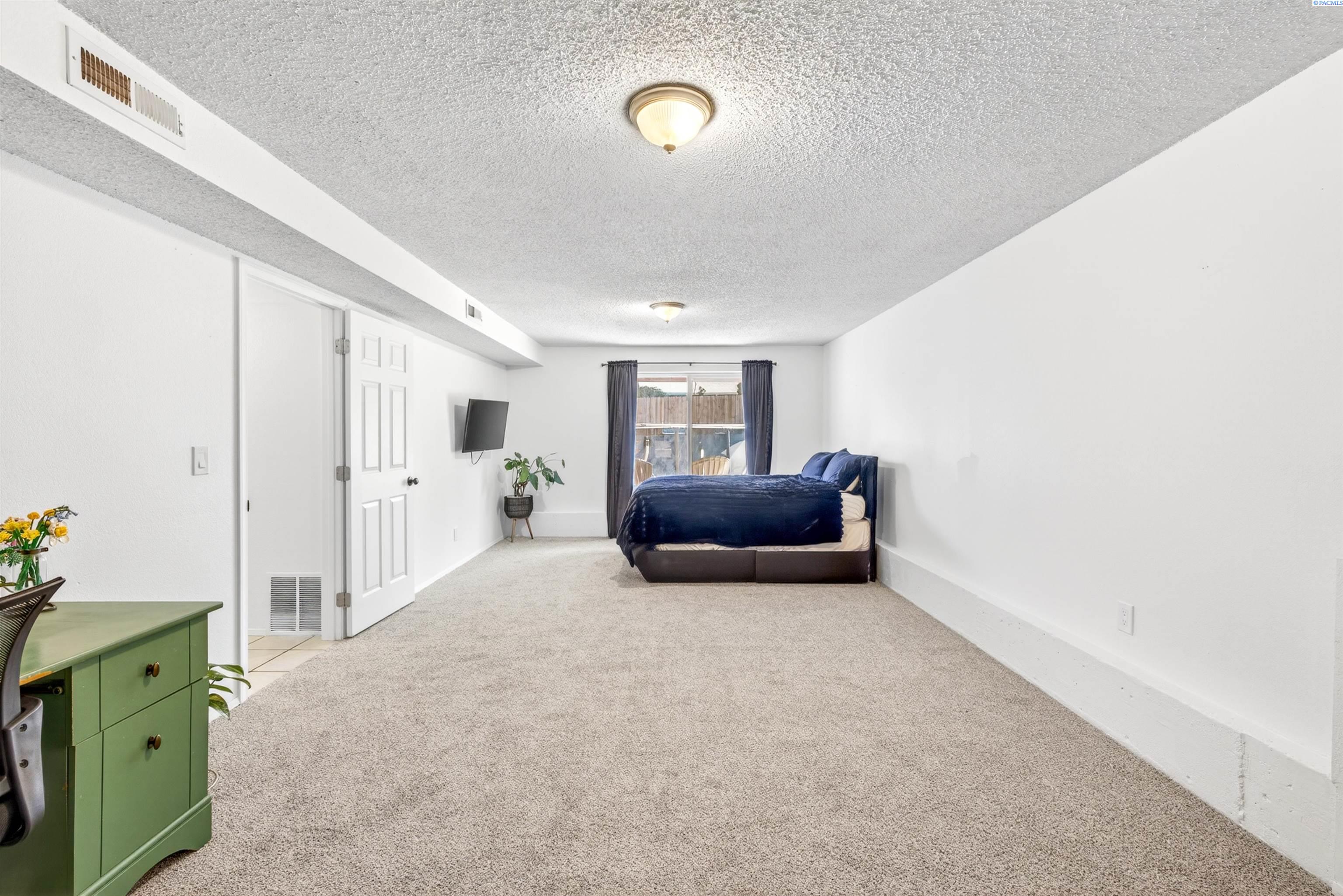 1201 W 17th Pl
