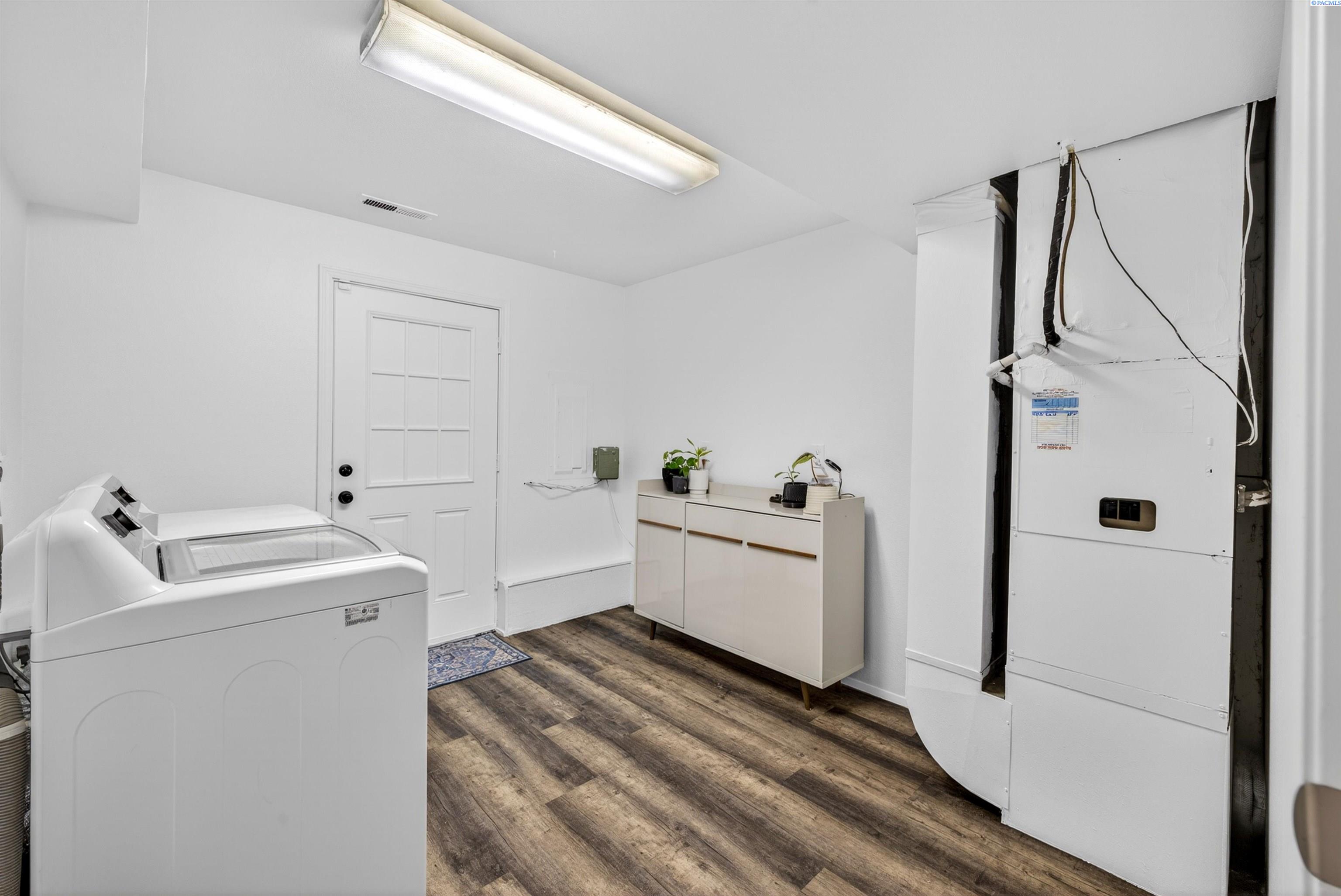 1201 W 17th Pl