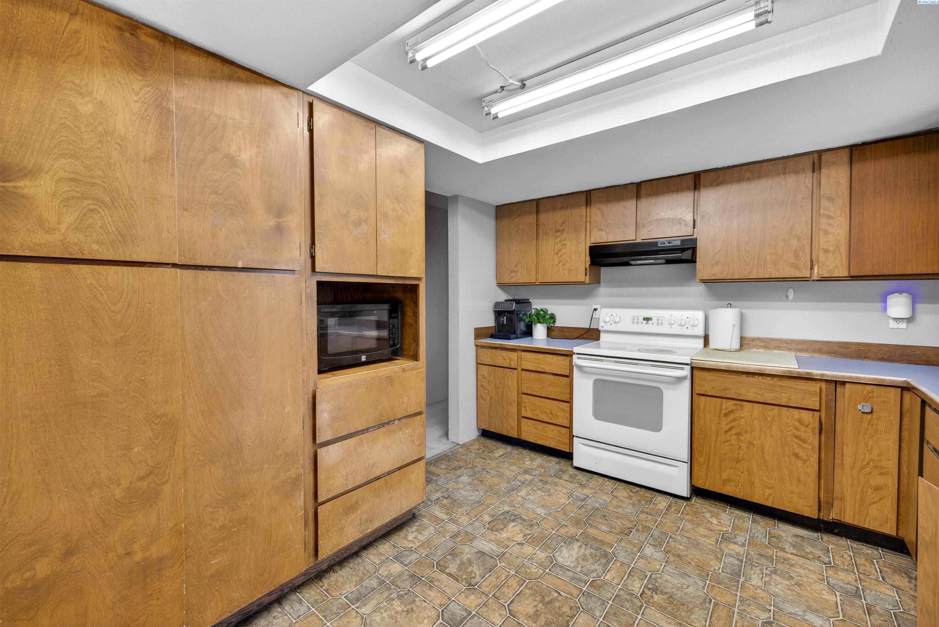 1201 W 17th Pl