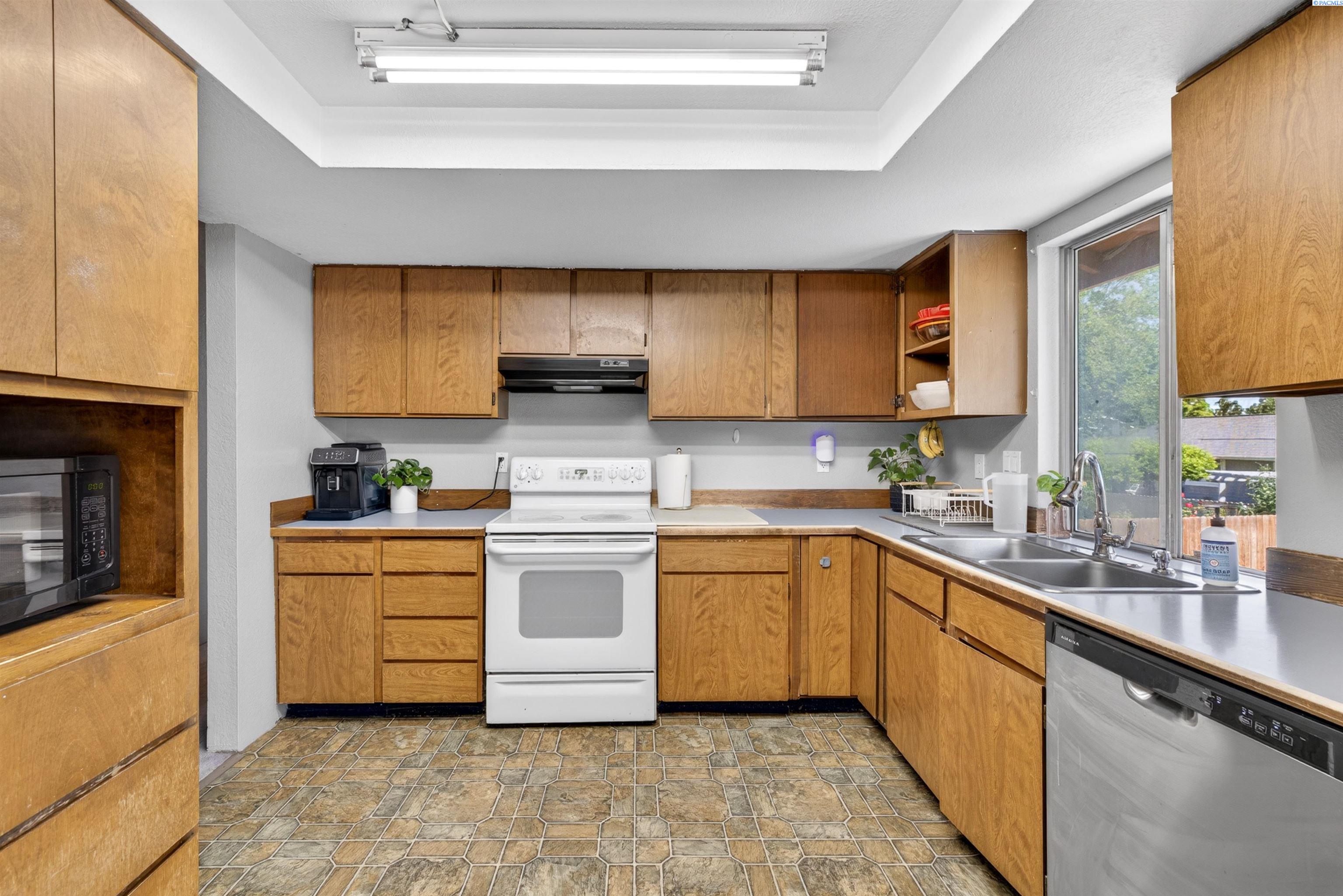 1201 W 17th Pl