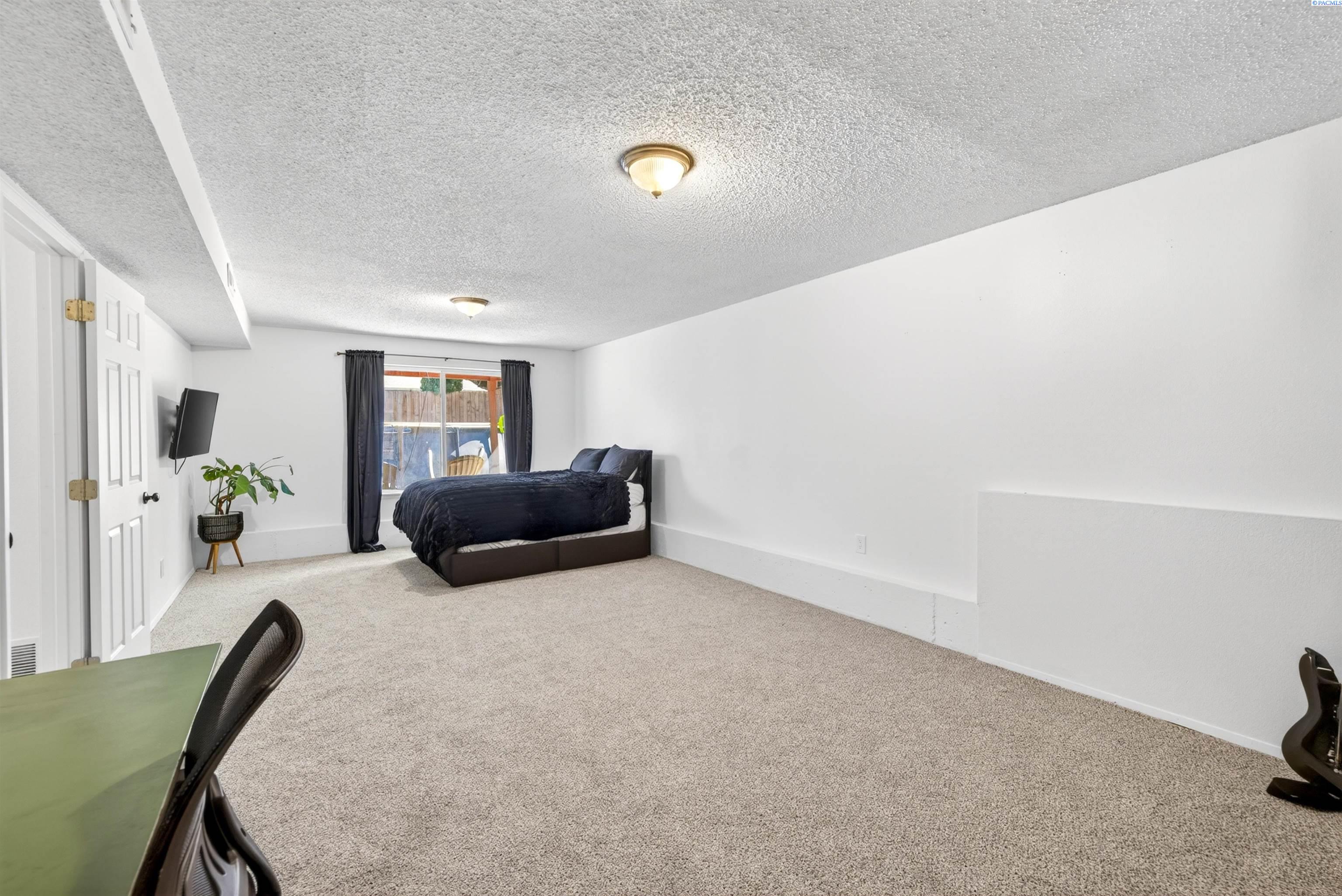 1201 W 17th Pl