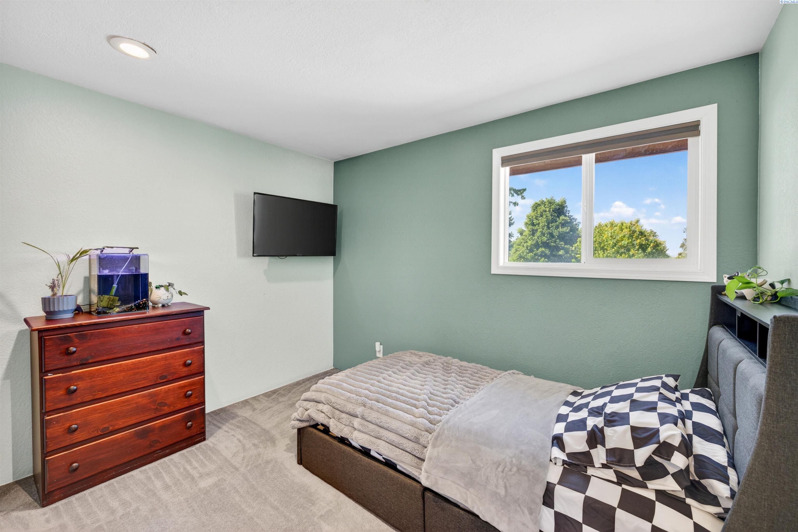 1201 W 17th Pl