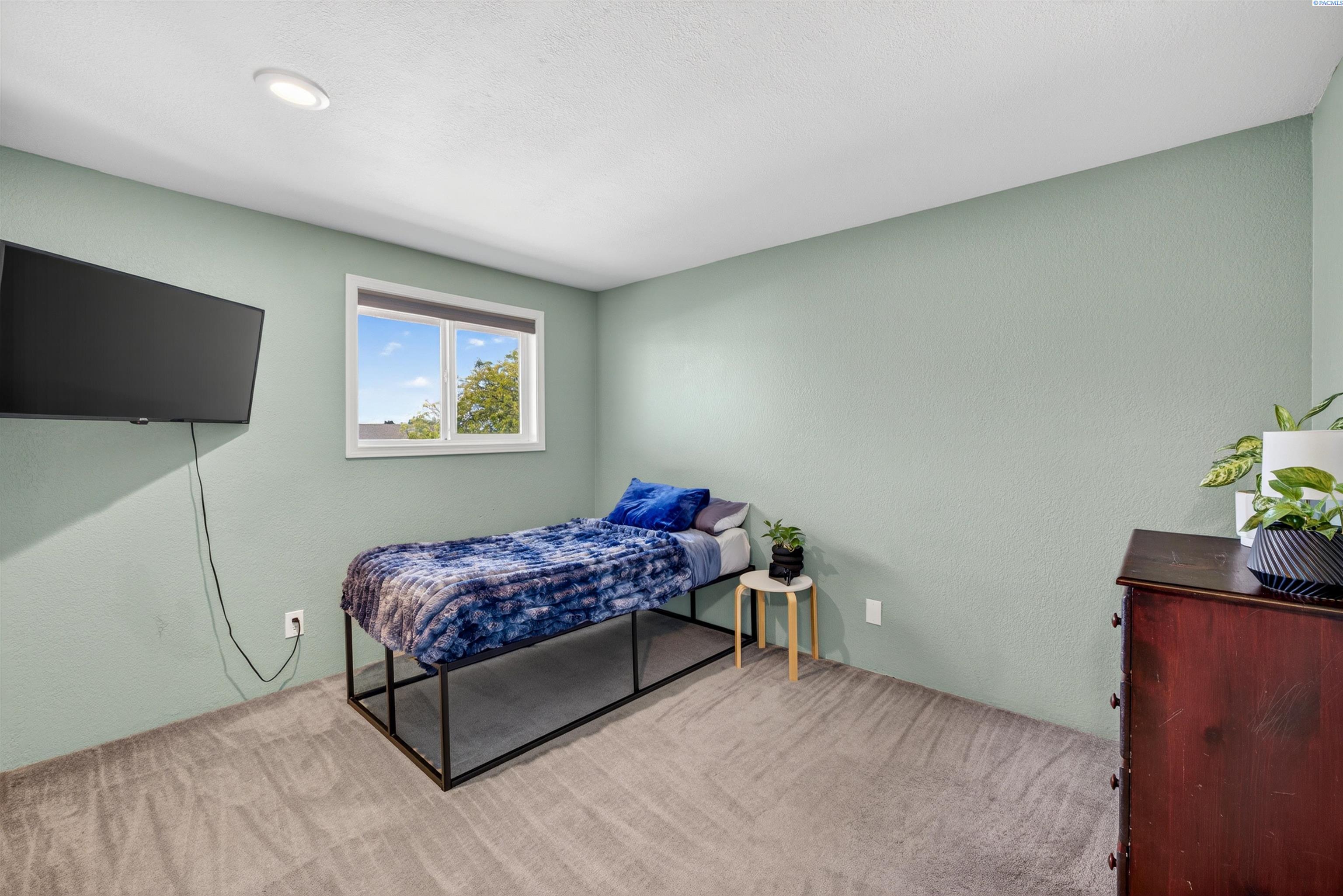 1201 W 17th Pl