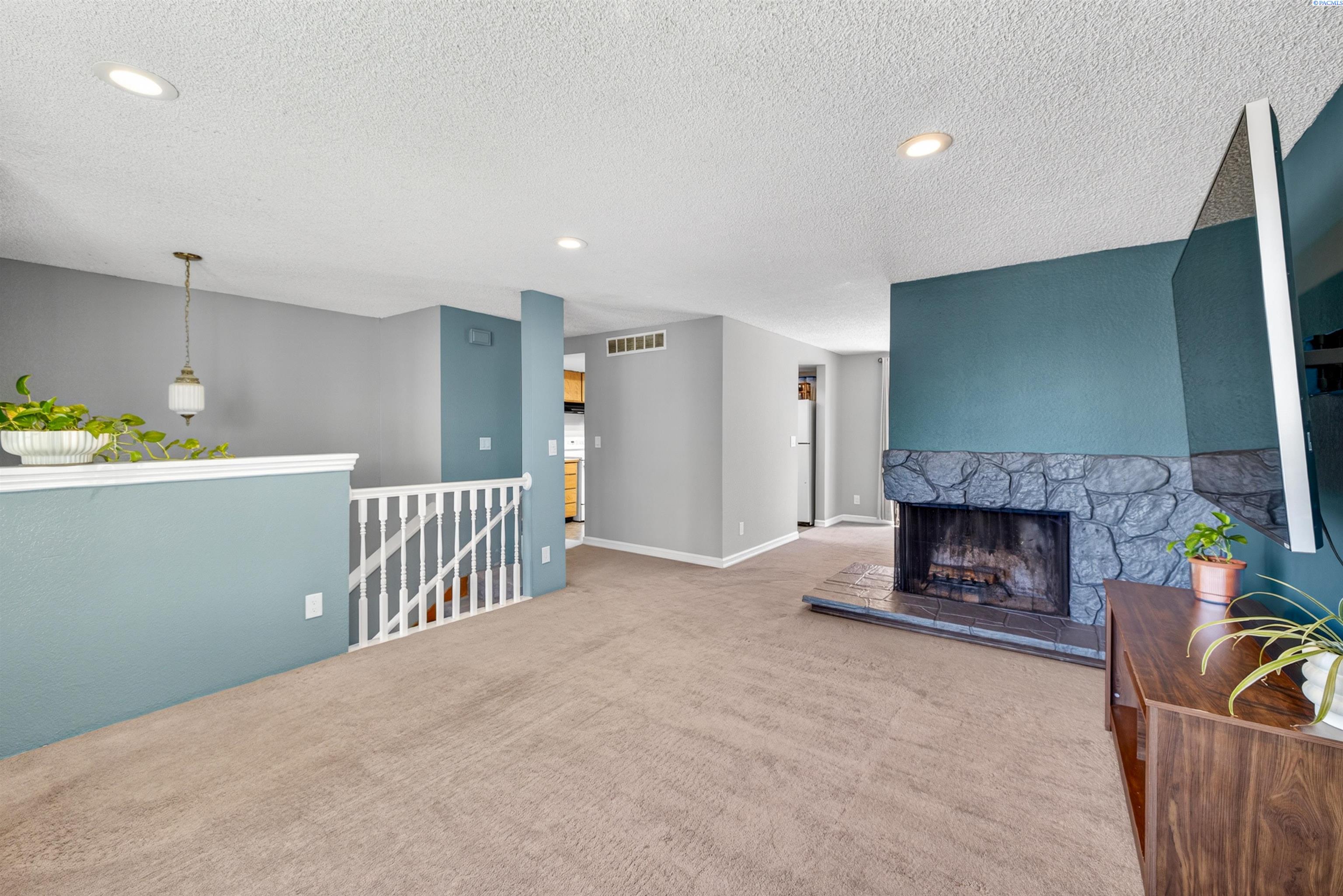 1201 W 17th Pl