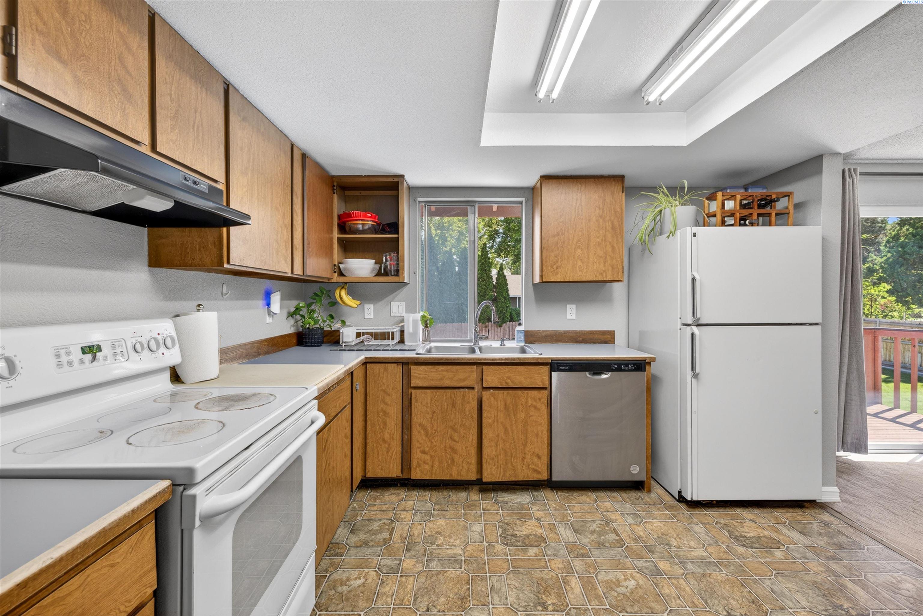 1201 W 17th Pl