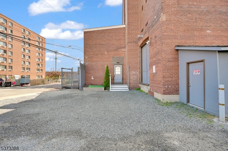 39 W Black Well St Abcde
