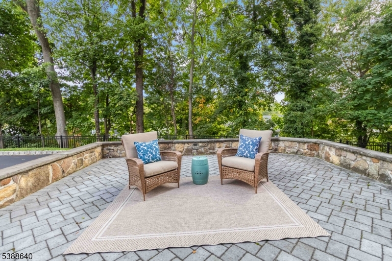 23 Colonial Dr