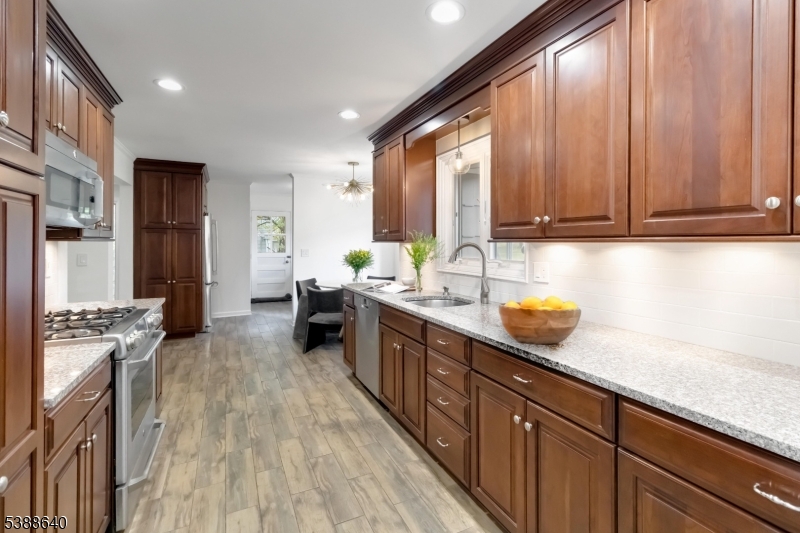 23 Colonial Dr