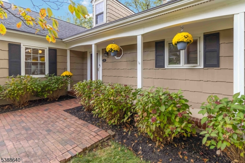 23 Colonial Dr