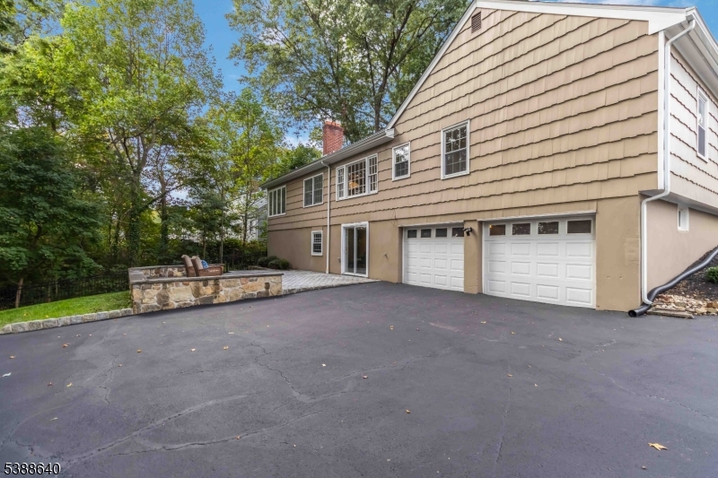 23 Colonial Dr