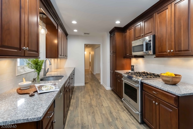 23 Colonial Dr