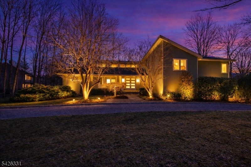 2 Exeter Ln