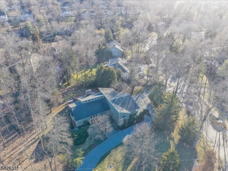 2 Exeter Ln