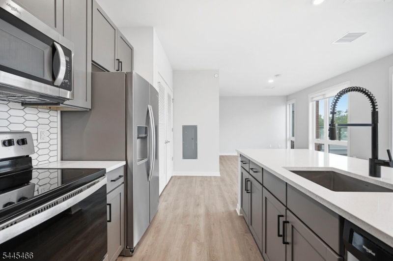 175 Morris St 408