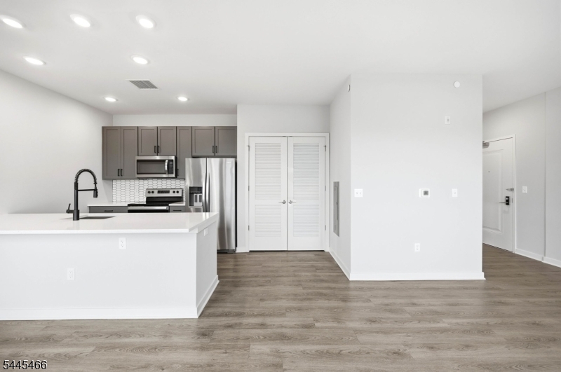 175 Morris St 408
