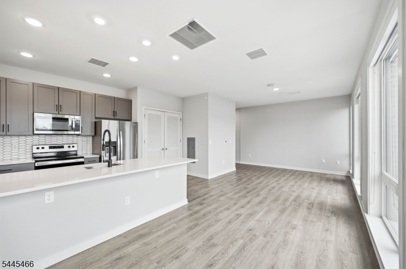 175 Morris St 408