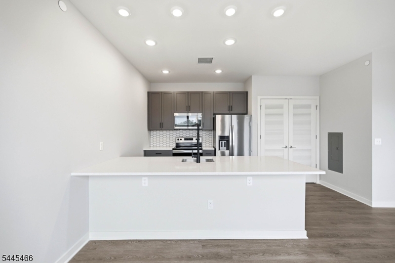 175 Morris St 408