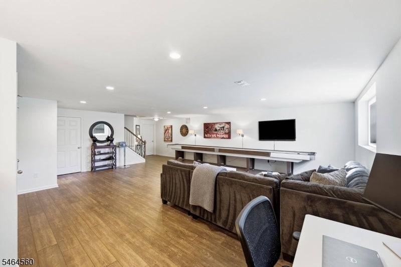 6 Lee Dr