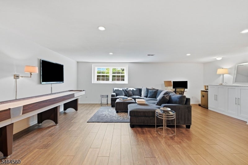 6 Lee Dr