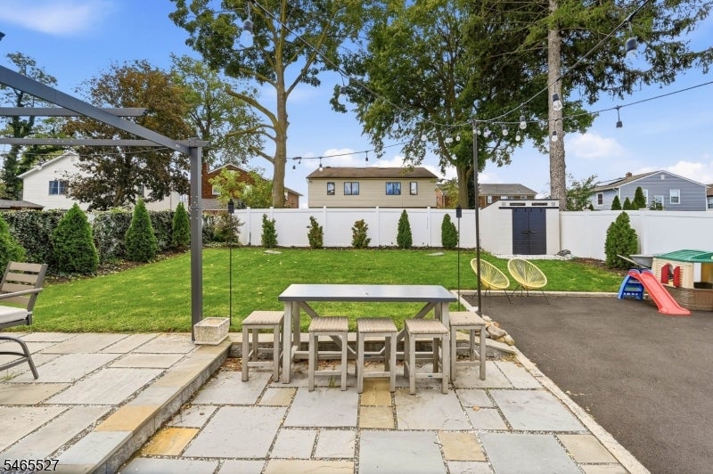 2766 Larchmont Rd