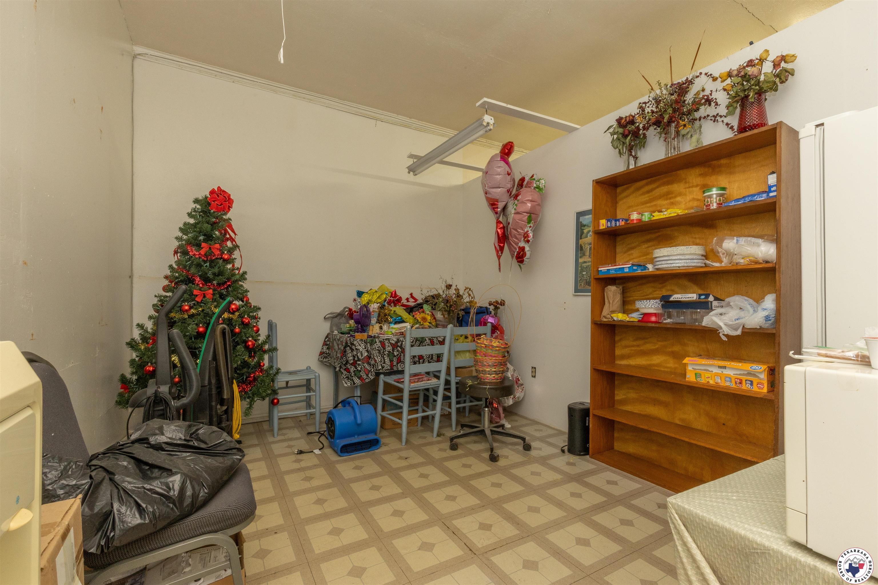 121 N Ellis