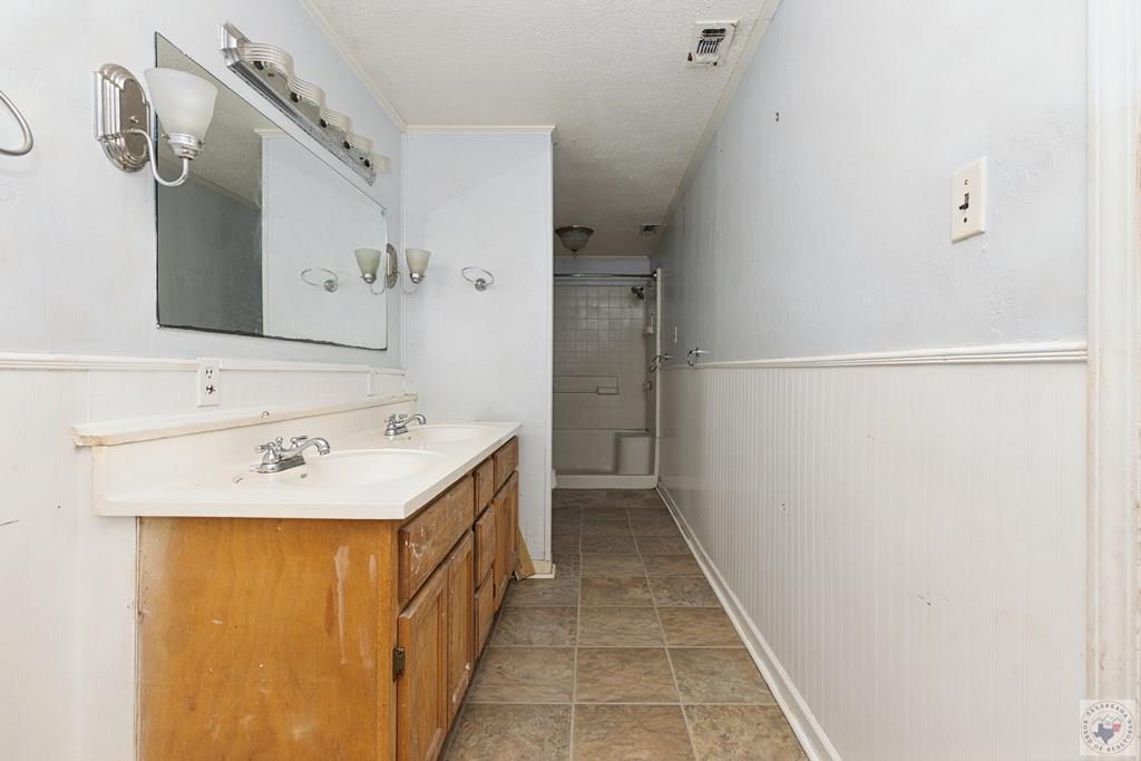 1003 Brooks