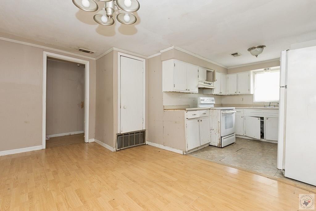 1003 Brooks