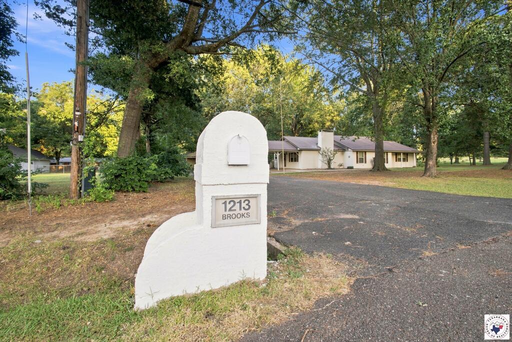 1213 Brooks