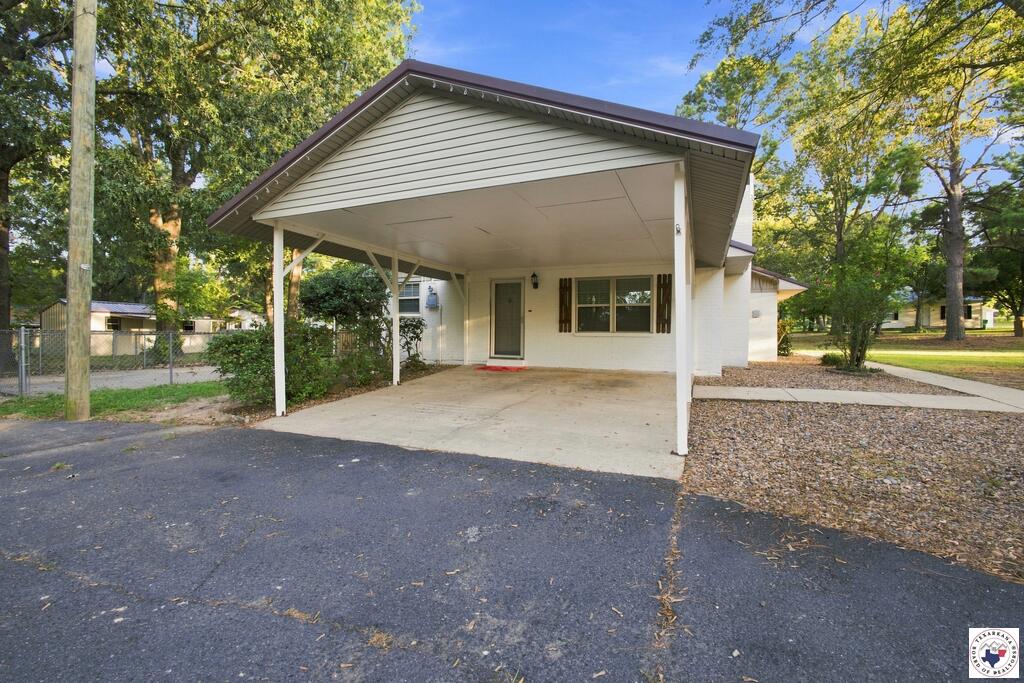 1213 Brooks