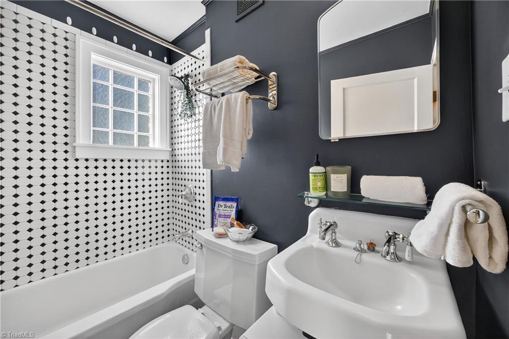 2124 Konnoak View Drive, Winston-Salem