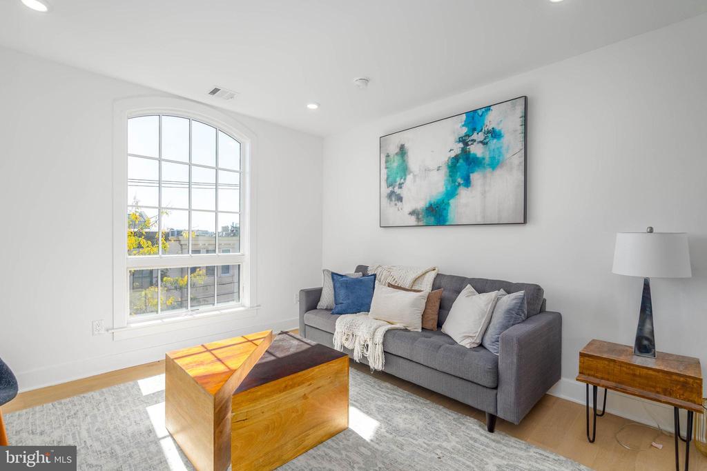 825 BAINBRIDGE STREET Unit: 302