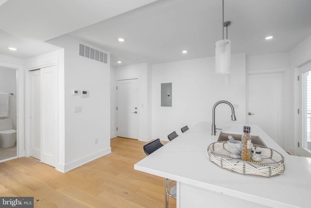 825 BAINBRIDGE STREET Unit: 302