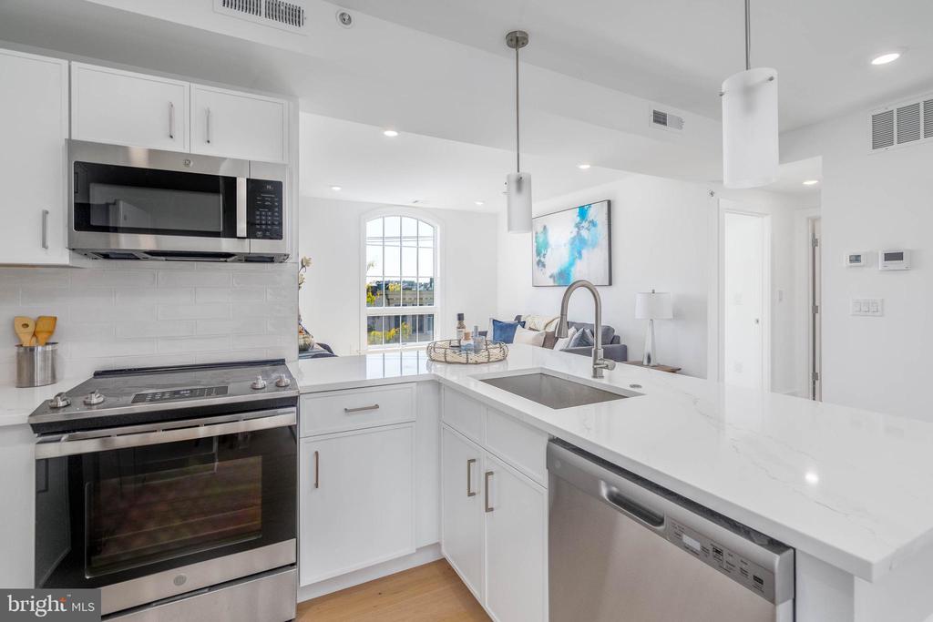 825 BAINBRIDGE STREET Unit: 302