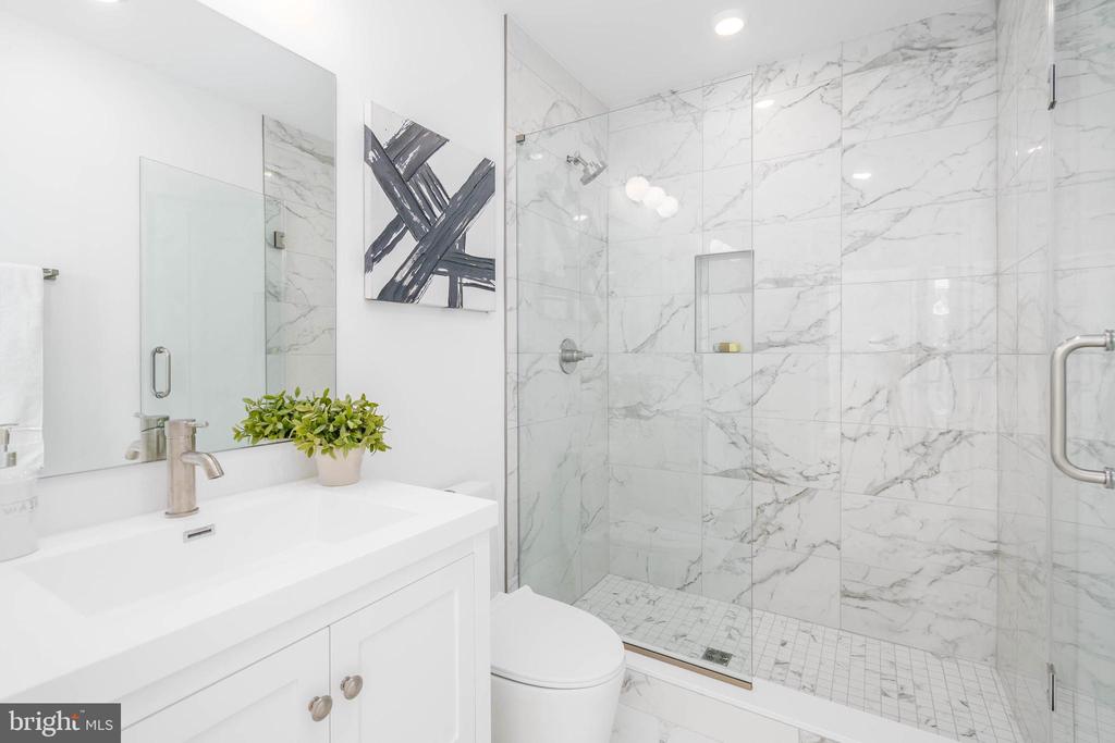 825 BAINBRIDGE STREET Unit: 302