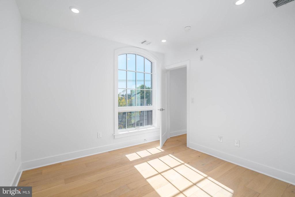 825 BAINBRIDGE STREET Unit: 302