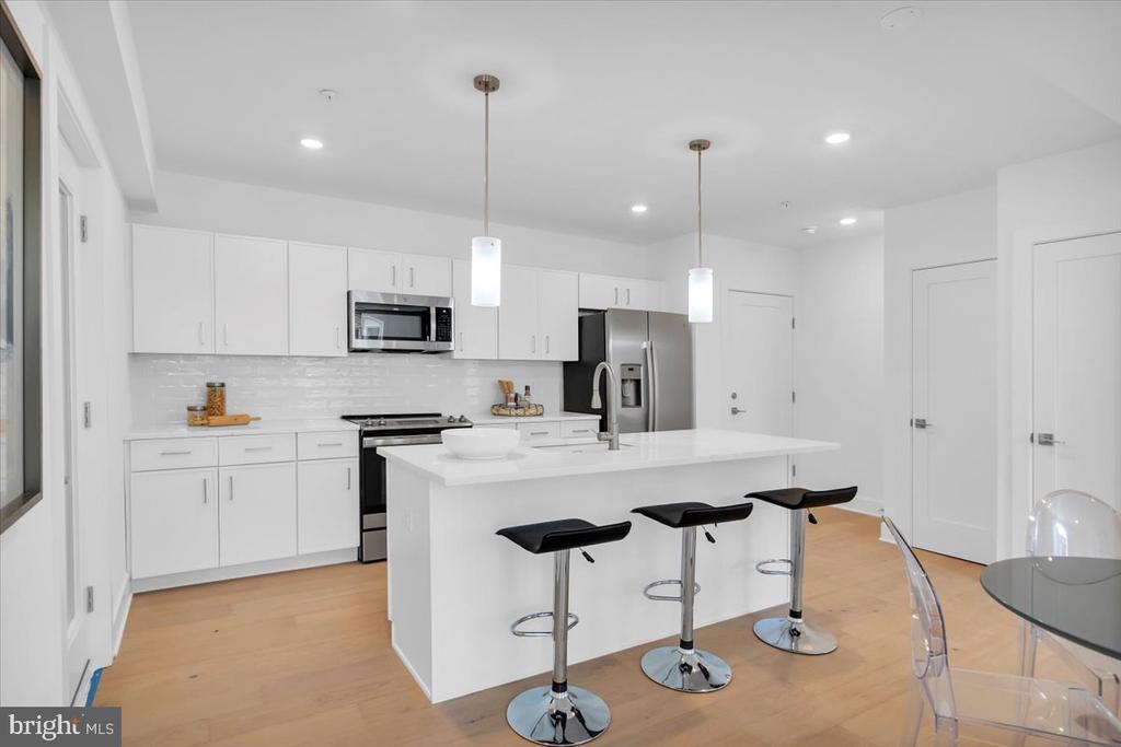 825 BAINBRIDGE STREET Unit: 202