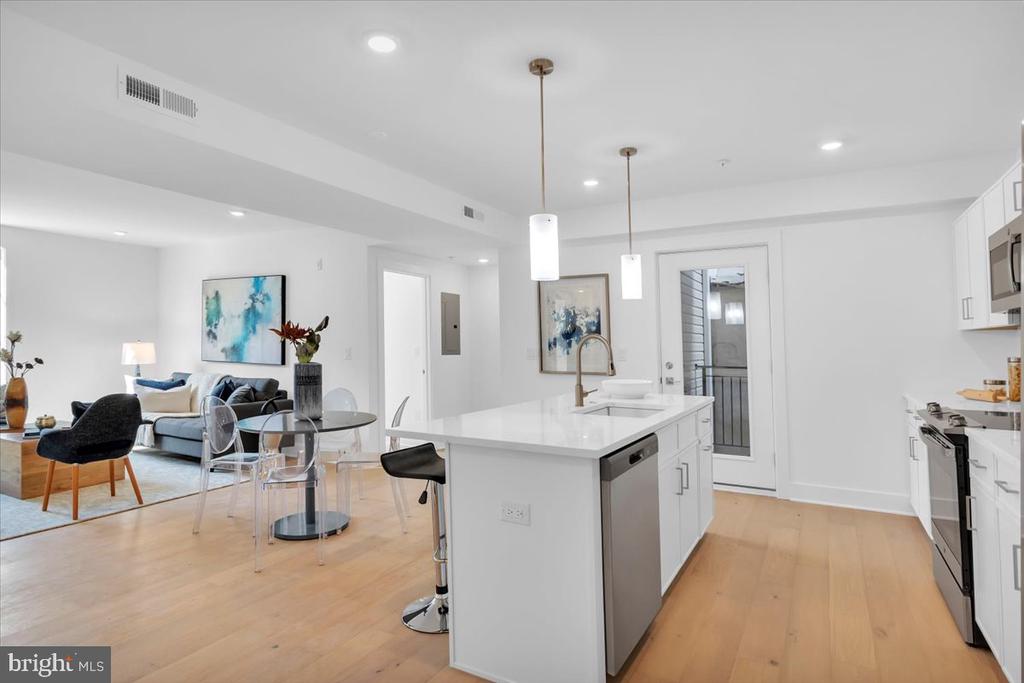 825 BAINBRIDGE STREET Unit: 202