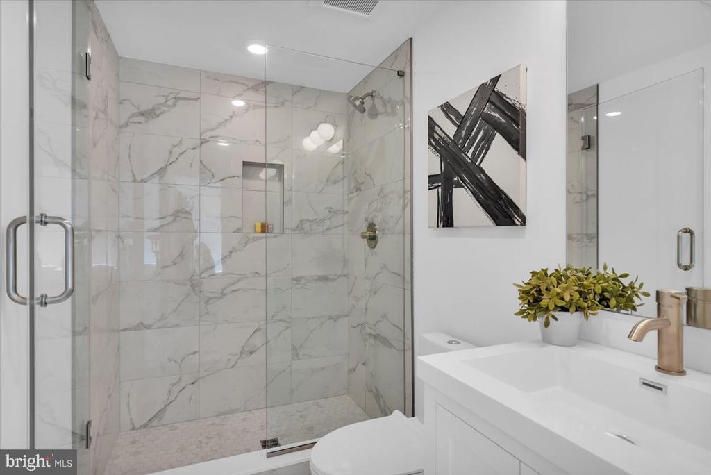 825 BAINBRIDGE STREET Unit: 202