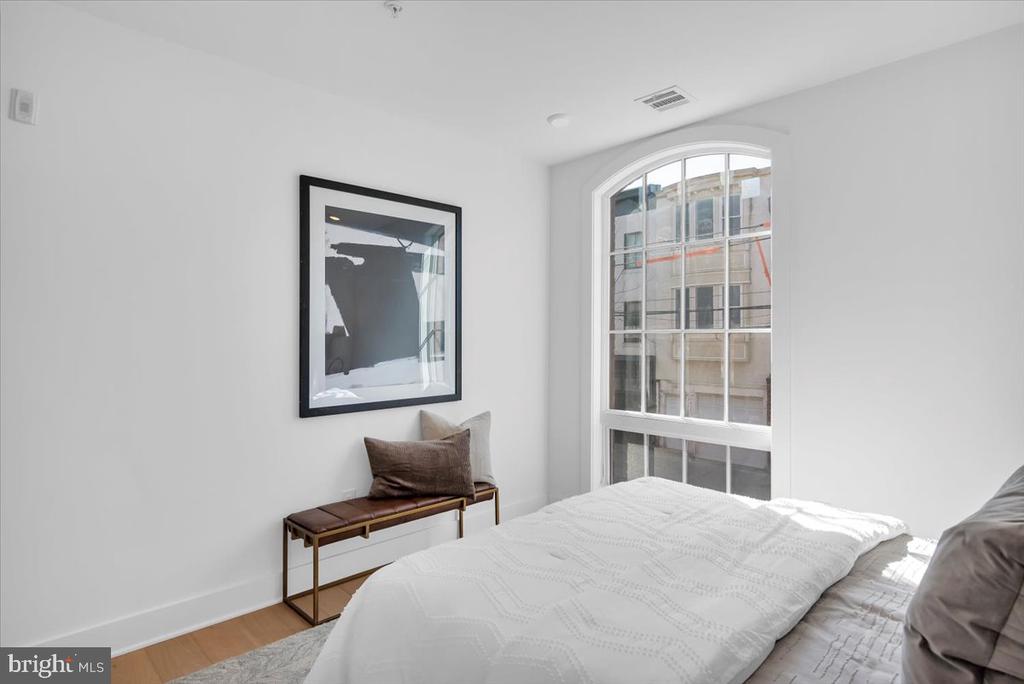 825 BAINBRIDGE STREET Unit: 202