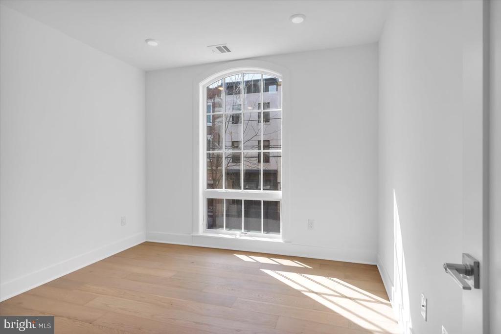 825 BAINBRIDGE STREET Unit: 202