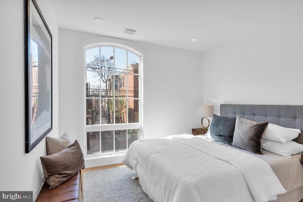 825 BAINBRIDGE STREET Unit: 202