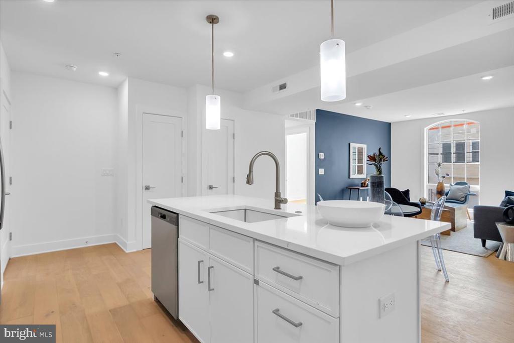 825 BAINBRIDGE STREET Unit: 202