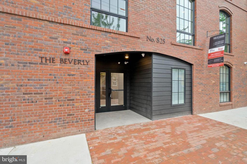 825 BAINBRIDGE STREET Unit: 102