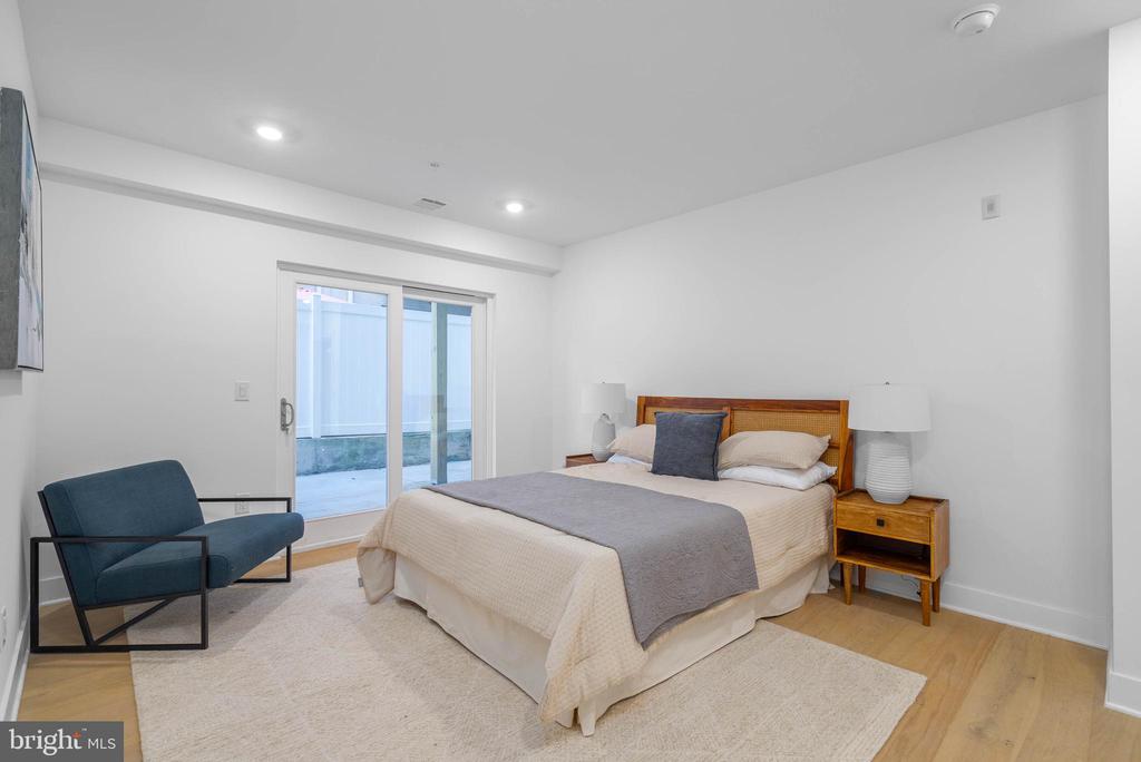 825 BAINBRIDGE STREET Unit: 102