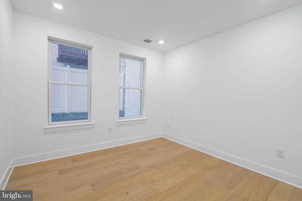 825 BAINBRIDGE STREET Unit: 102