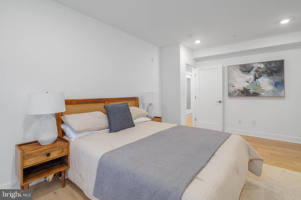 825 BAINBRIDGE STREET Unit: 102