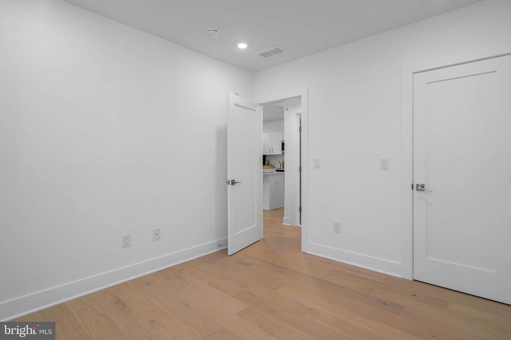 825 BAINBRIDGE STREET Unit: 404